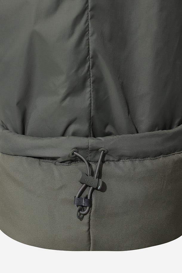 유니) 레귤러핏 패딩 팬츠는 차콜 그레이 색상의 유니섹스 패딩 바지입니다. 겨울철 스포츠 활동이나 일상복으로 활용하기 좋으며, 레귤러핏으로 편안한 착용감을 제공합니다. 나일론과 폴리에스터 혼방 소재로 제작되어 보온성이 뛰어나고, 밴딩 처리로 활동성을 높였습니다. 무지 디자인으로 다양한 스타일 연출이 용이하며, 두꺼운 두께감으로 따뜻하게 착용할 수 있습니다. 스포티, 캐주얼, 미니멀 스타일을 즐겨 입는 고객에게 추천합니다.
