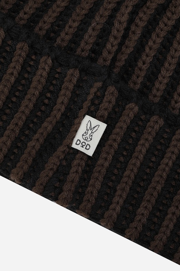 코지 방울 비니(BLACK)는 가을, 겨울 시즌에 따뜻하게 착용할 수 있는 모자입니다. 부드러운 니트와 울 소재로 제작되어 포근한 촉감을 선사하며, 깊은 모자 깊이로 안정감 있는 착용감을 제공합니다. 블랙과 브라운 색상으로 출시되어 다양한 스타일에 매치하기 용이하며, 골지 패턴과 방울 디테일이 돋보입니다. 캐주얼, 클래식, 미니멀 스타일 모두 소화 가능하며, 산책룩과 캠핑룩에 잘 어울립니다.
