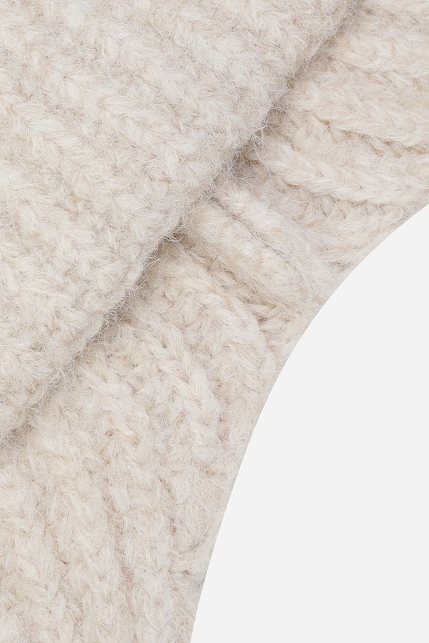 아이보리 색상의 코지 울 이어 플랩 비니입니다. 깊은 모자 깊이와 부드러운 촉감, 두꺼운 두께로 겨울철 방한에 탁월합니다. 무지 디자인에 귀덮개가 달려 있어 클래식, 미니멀, 캐주얼 스타일 모두 소화 가능합니다. 울 소재로 제작되어 보온성이 뛰어나며, 일상생활에서 따뜻하게 착용할 수 있습니다.
