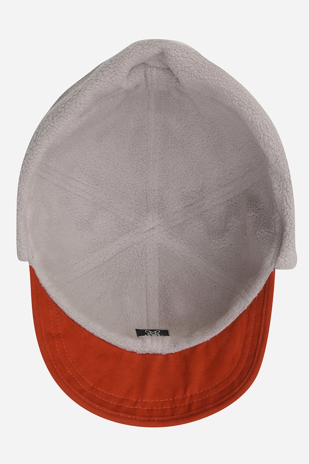 히트레스트 리버시블 트루퍼 캡(D.ORANGE)은 가을과 겨울철에 따뜻하게 착용할 수 있는 공용 모자입니다. 오렌지 컬러의 무지 디자인으로, 캐주얼, 미니멀, 클래식 스타일 모두에 잘 어울립니다. 귀덮개가 있어 찬 바람을 효과적으로 막아주며, 리버시블 디자인으로 다양한 스타일 연출이 가능합니다. 데일리룩에 포인트 아이템으로 활용하기 좋으며, 편안한 착용감을 선사합니다.
