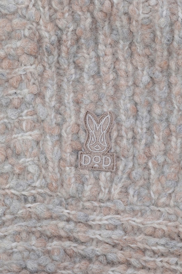 엠보싱 울 바라클라바(TAN)는 겨울철 방한과 일상 사용에 적합한 모자입니다. 부드러운 촉감의 울 소재로 제작되었으며, 엠보싱 패턴과 깊은 모자 깊이로 보온성을 높였습니다. 얼굴 전체를 커버하여 추위로부터 완벽하게 보호해주며, 등산룩, 캠핑룩 등 다양한 TPO에 활용 가능합니다. 클래식, 미니멀, 캐주얼 스타일을 모두 소화하며, 두꺼운 두께감으로 따뜻함을 더했습니다.
