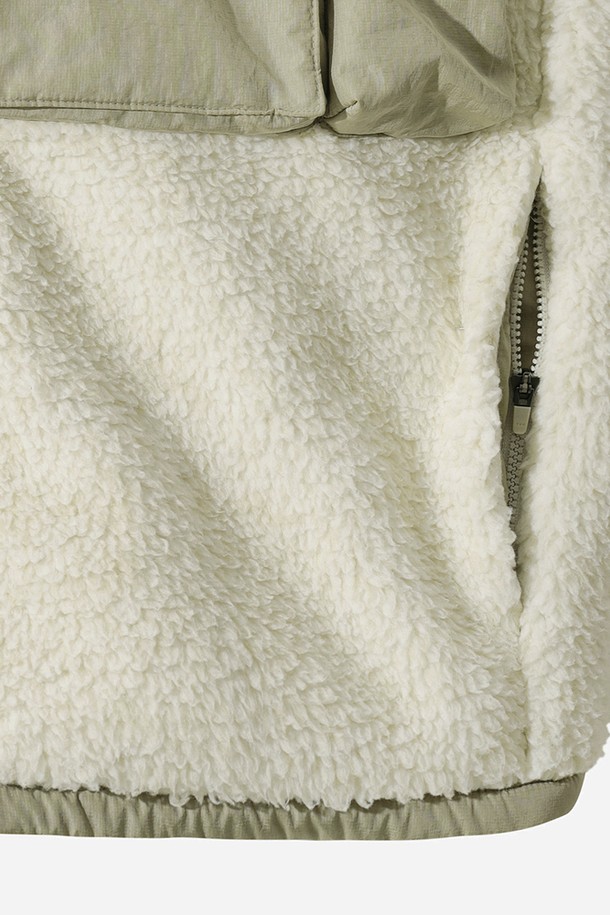 유니) 바크 플리스 유틸리티 자켓(IVORY)은 부드러운 촉감의 플리스 소재로 제작되어 가을과 겨울에 따뜻하게 착용할 수 있는 오버핏 유틸리티 재킷입니다. 아이보리 컬러의 무지 디자인으로, 캐주얼, 스포티, 미니멀한 스타일을 연출하기 좋습니다. 산책룩이나 캠핑룩에 활용하기 좋은 아이템으로, 바크 소재와 포켓 디테일이 특징입니다. 긴 소매와 두꺼운 두께감으로 보온성을 높였으며, 집업 방식으로 간편하게 여밀 수 있습니다.
