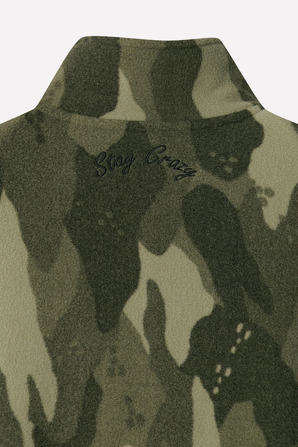 유니) 히트레스트 플리스 베이직 아노락(MULTI)은 일상과 스포츠 활동에 적합한 유니섹스 아노락입니다. 가을, 겨울 시즌에 따뜻함을 선사하는 두꺼운 두께의 플리스 소재로 제작되었으며, 부드러운 촉감이 특징입니다. 멀티 컬러의 카모 패턴과 레귤러핏 디자인이 스포티하면서도 캐주얼한 스타일을 연출합니다. 히트레스트 기능성으로 보온성을 높였으며, 긴 소매와 집업 여밈 방식으로 편안하게 착용할 수 있습니다. 등산, 캠핑, 러닝 시 고프코어 스타일을 완성해보세요.
