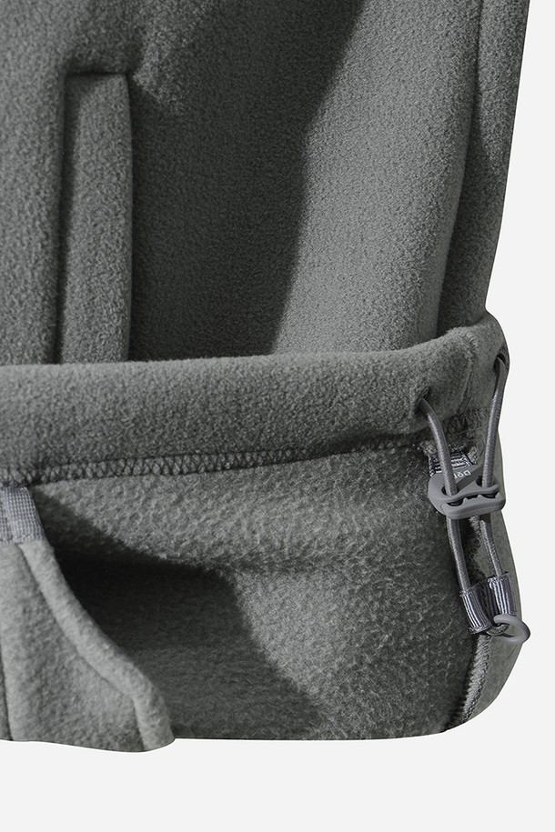 유니) 히트레스트 플리스 베이직 아노락(GREY)은 부드러운 촉감의 플리스 소재로 제작되어, 가을과 겨울에 따뜻하게 착용할 수 있는 두꺼운 아노락입니다. 그레이 컬러의 무지 디자인으로 스포티, 캐주얼, 미니멀 스타일을 연출하기 좋으며, 일상 및 스포츠 활동, 특히 산책룩이나 캠핑룩에 잘 어울립니다. 하프 집업과 스탠드 칼라 디자인, 레귤러핏으로 편안함을 더했으며, 긴 소매와 보온 기능으로 쌀쌀한 날씨에도 쾌적하게 활동할 수 있습니다.
