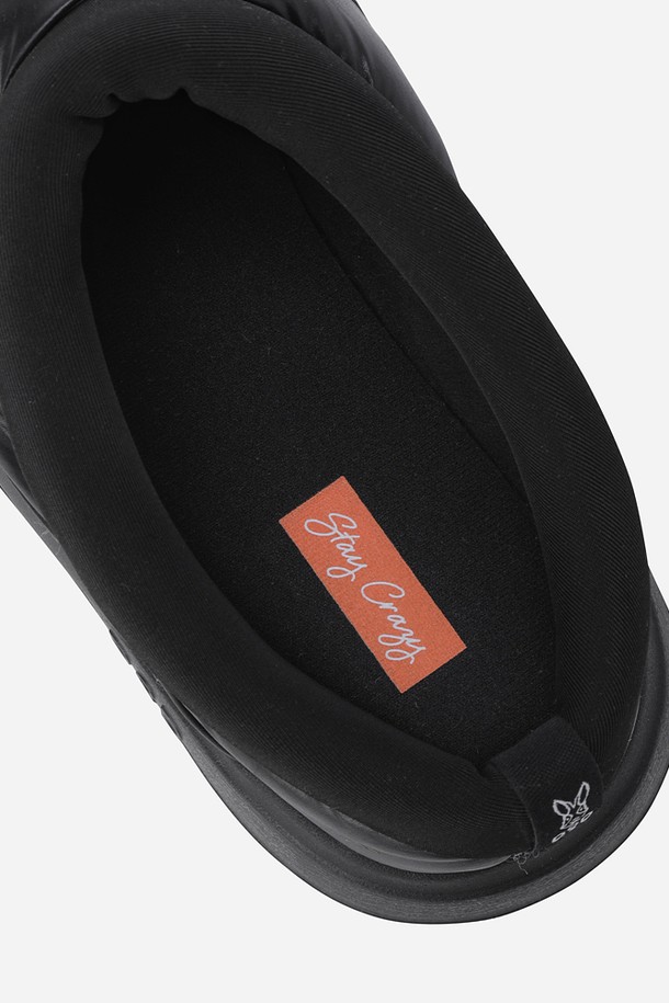 코어 하이웜 뮬(BLACK)은 캐주얼, 미니멀, 클래식 스타일을 즐겨 입는 남성 고객을 위한 데일리 슈즈입니다. 봄, 여름, 가을 세 계절에 걸쳐 여행룩, 휴가룩에 매치하기 좋으며, 라운드 앞코 디자인과 블랙 컬러는 어떤 옷에도 무난하게 어울립니다. 합성가죽 소재에 플랫 굽과 슬립온 스타일로 편안한 착용감을 제공하며, 가볍게 신을 수 있는 경량 뮬입니다. 오픈형 디자인과 로우컷 탑라인이 시원한 느낌을 더합니다.
