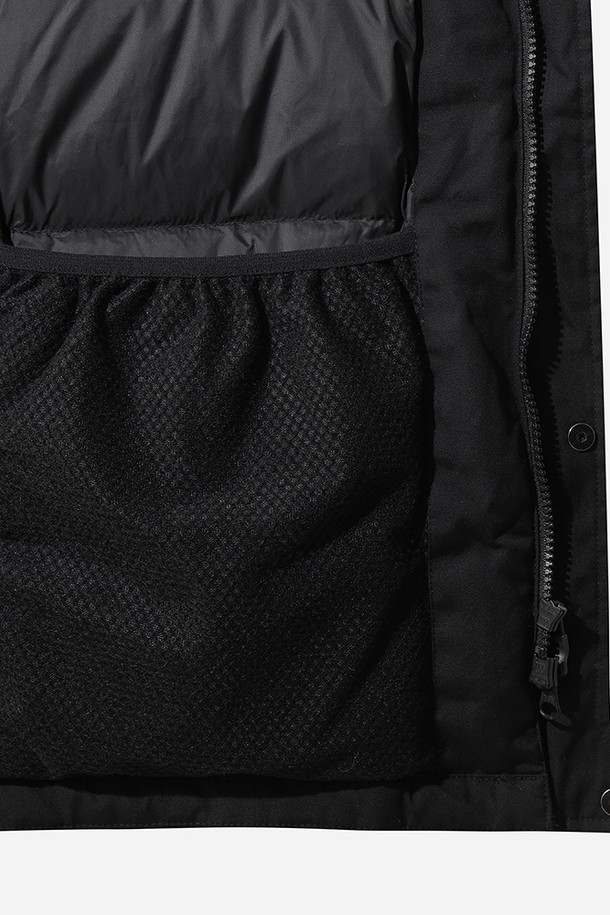 유니) 필드 다운 재킷(BLACK)은 일상과 캐주얼 스타일을 아우르는 남녀 공용 다운 자켓입니다. 겨울철 추위를 효과적으로 막아주는 두꺼운 두께감과 부드러운 촉감의 나일론 소재로 제작되었습니다. 후드, 포켓 디테일이 더해져 실용성을 높였으며, 집업 스타일로 간편하게 착용할 수 있습니다. 캠핑룩, 등산룩, 캐주얼, 미니멀, 고프코어 스타일을 즐겨 입는 분들께 추천합니다. 블랙 색상의 무지 디자인으로 어떤 옷에도 쉽게 매치할 수 있어 활용도가 높습니다.
