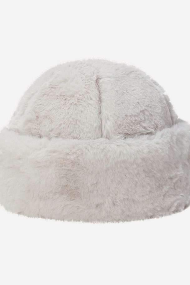 부드러운 스웨이드 소재의 브라운 컬러 돔햇입니다. 깊은 모자 깊이와 중간 챙 넓이로 안정적인 착용감을 선사하며, 무지 디자인으로 어떤 스타일에도 잘 어울립니다. 가을, 겨울철 출근룩과 모임룩에 클래식, 미니멀, 캐주얼 스타일을 더하여 세련된 분위기를 연출해보세요. 돔형 크라운 디테일이 특징이며, 부드러운 촉감으로 편안하게 착용할 수 있습니다.
