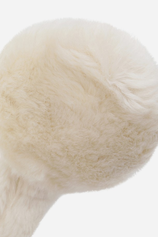 코지 스웨이드 이어워머(BROWN)는 겨울철 여성의 귀를 따뜻하게 보호해주는 이어워머입니다. 부드러운 스웨이드 소재로 제작되어 뛰어난 촉감을 제공하며, 무지 디자인과 두꺼운 두께로 보온성을 높였습니다. 클래식, 미니멀, 캐주얼 스타일의 옷차림에 잘 어울리며, 산책룩에 포인트를 더할 수 있습니다. 브라운 컬러는 어떤 스타일에도 매치하기 쉬워 데일리 아이템으로 활용하기 좋습니다.
