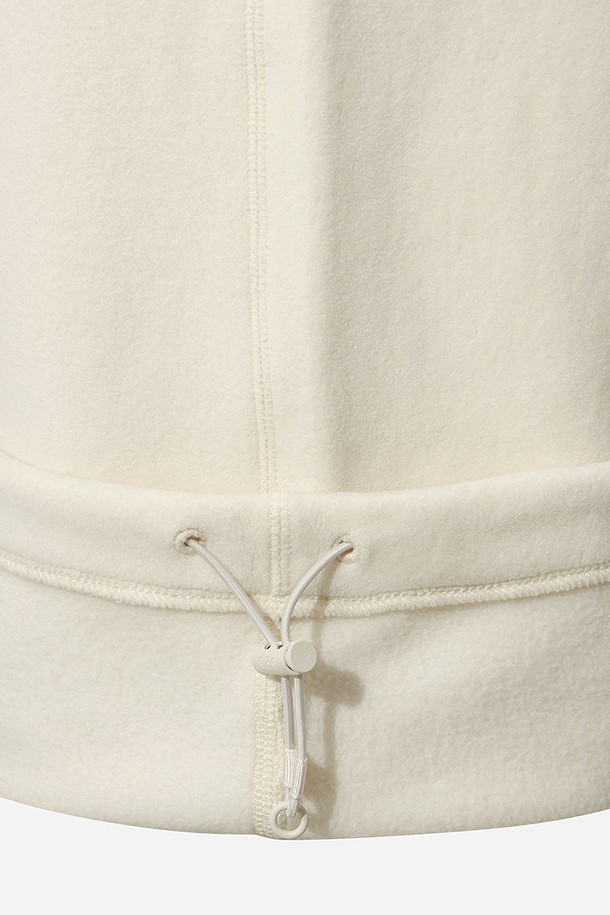 유니) 히트레스트 플리스 레귤러핏 팬츠(IVORY)는 부드러운 촉감의 플리스 소재로 제작되어 가을, 겨울철 따뜻함을 선사하는 유니섹스 긴바지입니다. 아이보리 색상의 무지 디자인으로 스포티, 캐주얼, 미니멀 스타일을 연출하기 좋으며, 레귤러핏으로 편안한 착용감을 제공합니다. 밴딩 처리와 히트레스트 기능성으로 보온성을 높여 집콕룩, 산책룩, 캠핑룩 등 다양한 TPO에 활용 가능합니다. 두꺼운 두께감으로 포근함을 더하며, 일상에서 편안하게 즐겨 입을 수 있는 플리스 팬츠입니다.
