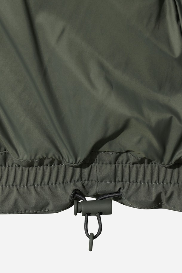 남성) 베이슨 D7 다운자켓(L.CHARCOAL GREY)은 따뜻함과 스타일을 모두 갖춘 겨울철 필수 아우터입니다. 라이트 차콜 그레이 색상의 무지 디자인으로, 캐주얼, 미니멀, 클래식 등 어떤 스타일에도 잘 어울립니다. 숏패딩 스타일의 레귤러핏으로, 퀄팅 디테일과 하이넥 디자인이 특징입니다. 보온성과 방풍 기능을 제공하며, 출근룩으로도 손색없는 활용성을 자랑합니다. 부드러운 나일론 소재와 두꺼운 두께감으로 편안한 착용감을 선사합니다.
