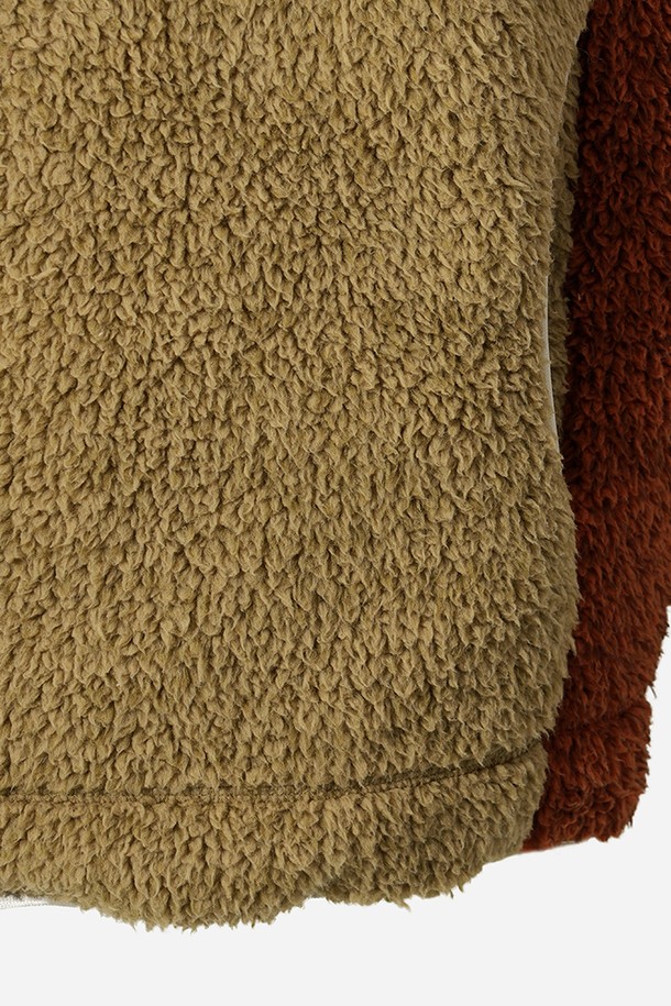 유니) 바크 플리스 블록트 베스트(TAN)는 캐주얼, 스포티, 미니멀 스타일을 추구하는 분들을 위한 플리스 소재의 베스트입니다. 가을, 겨울 시즌에 적합하며, 부드러운 촉감과 두꺼운 두께로 따뜻함을 제공합니다. 탄(TAN) 및 베이지 컬러의 블록 배색 디자인이 돋보이며, 레귤러핏과 집업 여밈 방식으로 편안한 착용감을 선사합니다. 일상 및 캐주얼 룩에 활용하기 좋은, 활용도 높은 아이템입니다.
