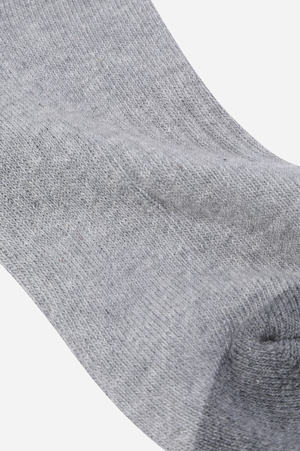 코위찬 크루삭스(L.GREY)는 일상에서 편안하게 착용하기 좋은 남녀 공용 양말입니다. 라이트 그레이 컬러의 면 소재로 제작되어 부드러운 착용감을 선사하며, 봄, 가을, 겨울 계절에 적합합니다. 두꺼운 두께감으로 보온성을 높여 추운 날씨에도 따뜻하게 발을 보호합니다. 캐주얼, 미니멀, 클래식 스타일의 의상에 두루 잘 어울리는 패턴 디자인의 크루삭스입니다.
