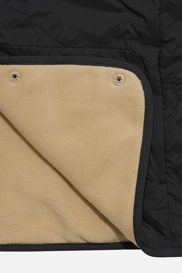 여성용 리버웨이브 리버시블 퀼팅 재킷(BLACK)입니다. 캐주얼하고 베이직한 스타일로, 가을과 겨울에 따뜻하게 착용하기 좋은 두꺼운 두께감의 퀼팅 재킷입니다. 나일론 소재로 제작되어 부드러운 촉감을 선사하며, 양면 착용이 가능하여 다양한 스타일 연출이 가능합니다. 레귤러핏으로 편안하게 착용할 수 있으며, 집업 여밈 방식과 긴 소매 기장으로 활동성을 높였습니다. 일상에서 데일리하게 활용하기 좋은 아이템입니다.
