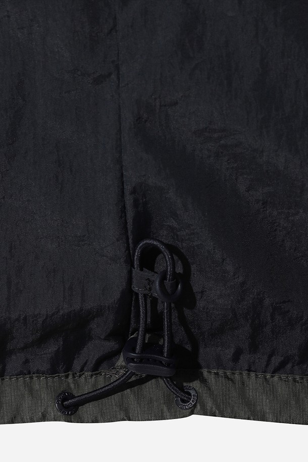 유니) 바크 플리스 유틸리티 재킷(네이비)은 부드러운 플리스 소재로 제작되어 따뜻함과 편안함을 동시에 선사하는 유니섹스 아우터입니다. 가을과 겨울, 일상 및 아웃도어 활동에 적합하며, 레귤러핏과 크롭 기장으로 스포티하면서도 캐주얼한 스타일을 연출합니다. 톤온톤 무지의 네이비 컬러에 집업 여밈 방식과 포켓 디테일이 더해져 실용성을 높였습니다. 넉넉한 두께감과 긴 소매 기장으로 추운 날씨에도 든든하게 착용할 수 있습니다.
