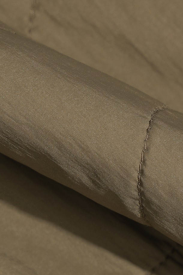 남성용 리버웨이브 리버시블 퀼팅 베스트(다크 베이지)는 가을과 겨울, 두 계절 모두 활용 가능한 남성 베스트입니다. 
겉감은 무지 디자인, 안감은 다른 디자인으로 제작되어 하나의 제품으로 두 가지 스타일을 연출할 수 있습니다. 
집업 스타일의 레귤러핏으로 제작되었으며, 넉넉한 두께감과 퀼팅 디자인으로 보온성을 더했습니다. 
캐주얼, 미니멀, 클래식 스타일을 즐겨 입는 분들께 추천하며, 출근룩이나 캠핑룩 등 다양한 TPO에 활용 가능합니다. 
나일론 소재로 제작되어 가볍고 편안한 착용감을 제공하며, 실용적인 포켓 디테일이 돋보입니다.
