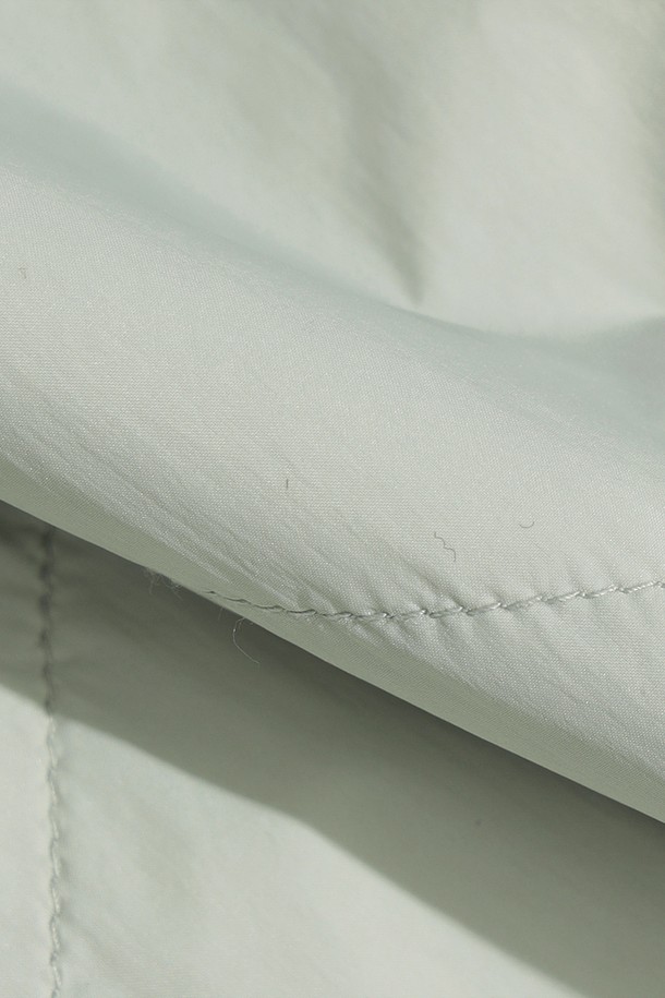 남성용 리버웨이브 리버시블 퀼팅 베스트(L.MINT)입니다. 봄, 가을 간절기에 활용하기 좋은 두께감의 양면 착용 가능한 베이직 스타일 베스트입니다. 라이트 민트 컬러의 퀼팅 디자인은 캐주얼하면서도 미니멀한 무드를 연출합니다. 레귤러핏으로 제작되어 편안한 착용감을 제공하며, 여행룩에 매치하기 좋습니다. 버튼 여밈 방식과 민소매 디자인으로 활동성을 더했습니다.
