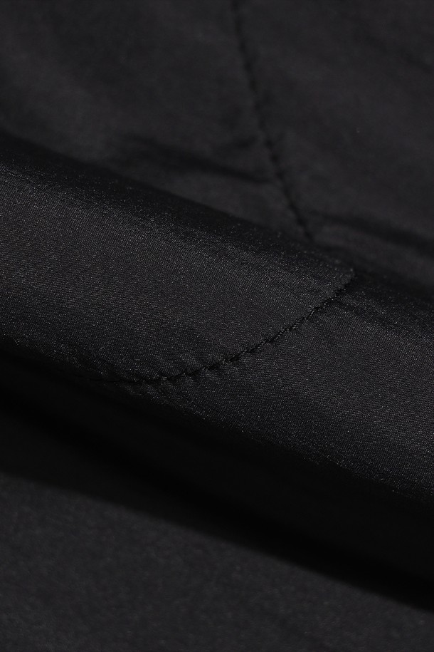 남성용 리버웨이브 리버시블 퀼팅 베스트(BLACK)입니다. 블랙 컬러에 퀼팅 패턴으로 캐주얼하고 베이직한 스타일을 연출합니다. 안감과 겉감의 색상이 다른 리버시블 디자인으로, 다양한 스타일을 연출할 수 있습니다. 두께감 있는 나일론 소재로 제작되어 가을, 겨울철에도 따뜻하게 착용 가능하며, 레귤러핏과 버튼 여밈 방식으로 편안한 착용감을 제공합니다. 출근룩, 캠핑룩 등 다양한 TPO에 활용 가능하며, 미니멀, 클래식 스타일을 선호하는 남성분들께 추천합니다.
