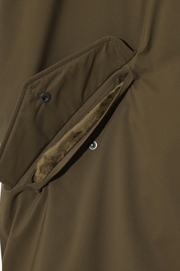 유니) 가마보코 쉘터 구스 다운 재킷 (BROWN)은 일상과 캠핑 모두에 적합한 유니섹스 방수 구스다운 재킷입니다. 브라운 컬러의 무지 디자인으로 캐주얼, 스포티, 미니멀 스타일을 연출할 수 있습니다. 두꺼운 두께감과 부드러운 촉감, 긴 소매 기장이 특징이며, 후드와 집업 여밈 방식으로 제작되었습니다. 뛰어난 보온성과 방풍 기능을 갖춰 겨울철 따뜻하고 편안한 착용감을 제공합니다. 캠핑룩으로 활용하기 좋으며, 오버핏으로 편안한 핏을 선사합니다.
