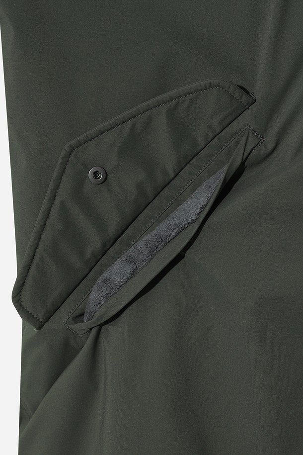 유니) 가마보코 쉘터 구스 다운 재킷은 겨울철 여행룩과 캐주얼, 미니멀, 클래식 스타일을 모두 아우르는 유니섹스 방수 구스다운 자켓입니다. 차콜 그레이 색상의 무지 디자인으로, 오버핏과 두꺼운 두께감으로 보온성을 높였습니다. 부드러운 촉감의 나일론 소재를 사용하여 편안한 착용감을 선사하며, 긴 소매와 집업 여밈 방식으로 디자인되었습니다. 일상 및 캐주얼 스타일을 즐겨 입는 분들에게 적합한 아이템입니다.
