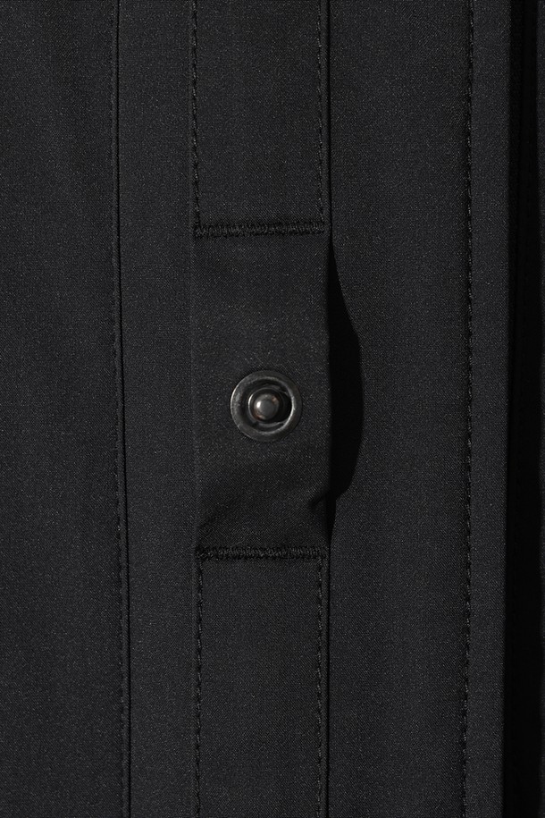 유니) 가마보코 쉘터 구스 다운 재킷 (블랙)은 일상과 캐주얼한 스타일에 잘 어울리는 유니섹스 구스다운 자켓입니다. 두꺼운 두께감으로 보온성을 높였으며, 부드러운 촉감과 긴 소매 기장이 편안한 착용감을 선사합니다. 집업 스타일의 레귤러핏으로, 후드와 포켓 디테일이 있어 실용성을 더했습니다. 겨울철 출근룩과 여행룩에 미니멀하고 베이직한 스타일을 더해줄 아이템입니다. 무지 디자인으로 다양한 룩에 매치하기 용이합니다.
