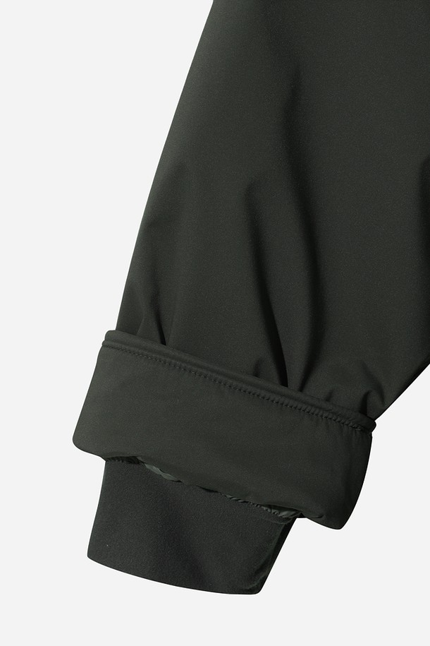 여성) 가마보코 쉘터 구스 다운 재킷(L.CHARCOAL GREY)은 추운 겨울철, 일상에서 따뜻하고 스타일리시하게 착용할 수 있는 여성용 구스다운 재킷입니다. 부드러운 촉감과 두꺼운 두께감으로 뛰어난 보온성을 제공하며, 방수 기능까지 갖춰 눈, 비가 오는 날씨에도 쾌적하게 입을 수 있습니다. 차콜 그레이 컬러의 무지 디자인에 레귤러핏으로 제작되어 캐주얼, 베이직, 미니멀, 클래식 등 어떤 스타일에도 잘 어울립니다. 긴 소매와 후드, 집업 방식에 포켓 디테일이 더해져 실용성을 높였습니다. 
