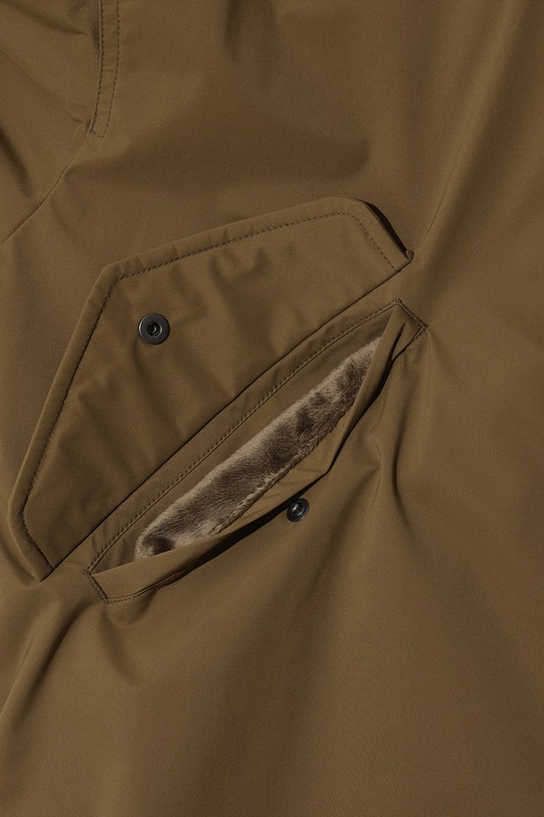 여성용 '가마보코 쉘터' 구스 다운 재킷(라이트브라운)입니다. 부드러운 촉감의 구스 다운 소재로 제작되어 뛰어난 보온성을 제공하며, 겨울철 추위로부터 당신을 따뜻하게 보호해 줍니다. 넉넉한 레귤러 핏과 긴 소매 기장으로 편안한 착용감을 선사하며, 캐주얼한 스타일을 연출하기 좋습니다. 후드와 포켓 디테일이 실용성을 더해주며, 집업 스타일로 간편하게 착용할 수 있습니다. 일상 및 아웃도어 활동 모두에 적합하며, 방수 기능까지 갖춰 활용도가 높습니다.
