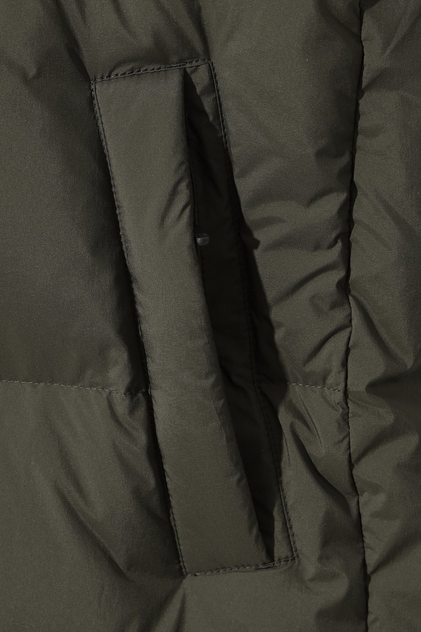 여성용 리버시블 D7 롱다운 재킷(다크차콜 그레이)입니다. 롱 기장의 오버핏 디자인으로, 베이직한 스타일을 연출하며 겨울철 보온과 방풍 기능을 제공합니다. 겉감은 부드러운 나일론 소재이며, 안감은 패딩 처리되어 두꺼운 두께감을 자랑합니다. 출근룩과 여행룩에 모두 활용 가능한 활용도 높은 아이템입니다. 리버시블 디자인으로 다양한 스타일을 연출할 수 있습니다.
