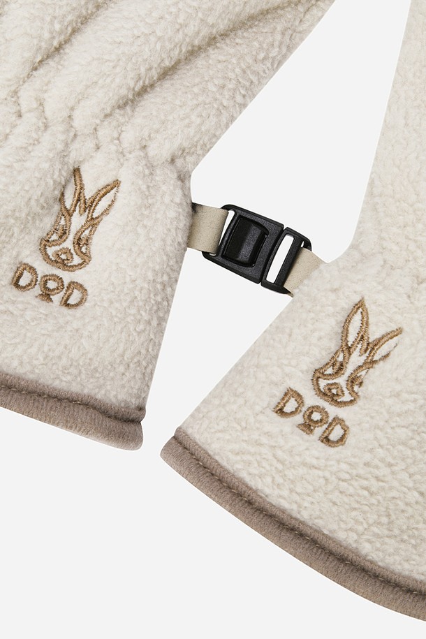 히트레스트 헤비 글러브(TAN)는 겨울철 추위를 막아주는 여성용 방한 장갑입니다. 부드러운 촉감의 폴리에스테르 소재로 제작되었으며, 두꺼운 두께감으로 뛰어난 보온성을 제공합니다. 탄(TAN) 컬러에 캐주얼하고 베이직한 스타일을 연출하며, 로고 자수 디테일로 포인트를 더했습니다. 미니멀한 디자인으로 일상복에 매치하기 좋고, 겨울철 캐주얼룩에 따뜻함을 더해줍니다. 스타일리시하면서도 실용적인 겨울 필수템입니다.
