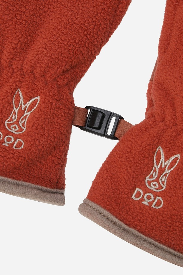 히트레스트 헤비 글러브(D.ORANGE)는 겨울철 추위로부터 손을 보호해 줄 방한 장갑입니다. 폴리에스테르와 폴리우레탄 소재를 사용하여 부드러운 촉감과 뛰어난 보온성을 제공합니다. 두꺼운 두께감으로 제작되어 더욱 따뜻하며, 아웃도어 활동이나 일상생활에서 폭넓게 활용할 수 있습니다. 오렌지 컬러의 무지 디자인으로 등산룩, 캠핑룩, 캐주얼, 고프코어, 미니멀 스타일 등 다양한 스타일에 매치하기 좋습니다. 히트레스트 헤비 글러브로 따뜻하고 스타일리시한 겨울을 보내세요.
