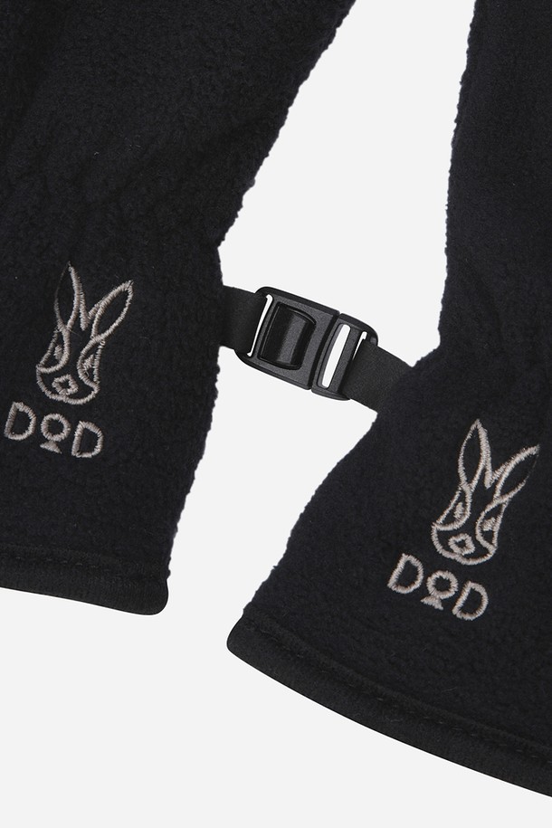 히트레스트 헤비 글러브(BLACK)는 겨울철 추위로부터 손을 보호해 줄 방한용 장갑입니다. 부드러운 촉감의 폴리에스테르 소재로 제작되어 편안한 착용감을 선사합니다. 무지 패턴의 블랙 컬러로, 미니멀, 클래식, 캐주얼 등 다양한 스타일의 출근룩에 매치하기 좋습니다. 두꺼운 두께감으로 보온성을 높여 추운 날씨에도 따뜻하게 손을 유지시켜 줍니다. 일상생활은 물론, 추운 날씨의 야외 활동 시에도 유용하게 사용할 수 있습니다.
