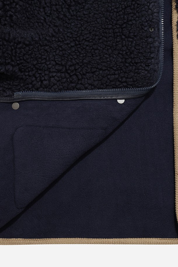 여성용 플리스 후드 집업(네이비)입니다. 부드러운 촉감의 두꺼운 플리스 소재로 제작되어 가을, 겨울철 따뜻하게 입을 수 있습니다. 캐주얼하고 미니멀한 스타일로 일상복으로 활용하기 좋으며, 레귤러핏에 무지 디자인으로 어떤 옷에도 쉽게 매치할 수 있습니다. 넉넉한 포켓과 긴 소매, 후드 디자인으로 편안함과 실용성을 더했습니다. 집업 스타일로 간편하게 입고 벗을 수 있습니다.
