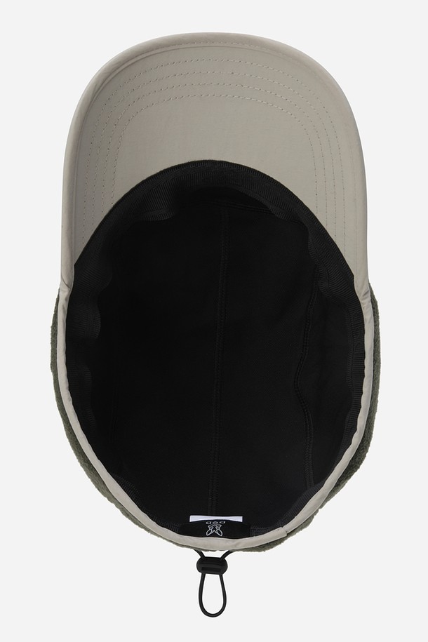 히트레스트 캠프캡(KHAKI)은 면 소재로 제작되어 부드러운 촉감을 자랑하는 캠프캡입니다. 카키 색상에 무지 디자인으로, 심플하면서도 데일리룩에 활용하기 좋은 아이템입니다. 일반적인 모자 깊이와 챙 넓이로 편안한 착용감을 선사하며, 사이즈 조절 기능이 있어 누구나 편하게 사용할 수 있습니다. 로고 또는 패치 디자인 장식으로 포인트를 더했으며, 봄, 가을, 겨울철 캠핑룩, 등산룩, 봄 소풍룩 등 다양한 TPO에 매치하여 캐주얼, 미니멀, 고프코어 스타일을 연출할 수 있습니다.
