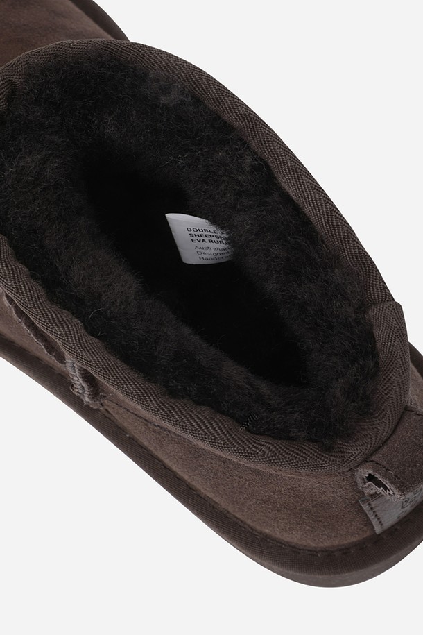 플러프 하이웜 부츠(BROWN)는 여성용 신발로, 겨울철 일상에서 따뜻함과 스타일을 동시에 만족시키는 제품입니다. 부드러운 플리스 소재와 안감의 퍼(fur)가 뛰어난 보온성을 제공하며, 라운드 앞코와 플랫 굽 디자인으로 편안한 착용감을 선사합니다. 앵클 탑라인과 오픈형 디자인은 캐주얼, 미니멀, 클래식 스타일의 집콕룩, 산책룩, 여행룩에 모두 잘 어울립니다. 브라운 컬러와 무지 패턴으로 어떤 옷에도 쉽게 매치할 수 있으며, 발볼 너비는 일반입니다.
