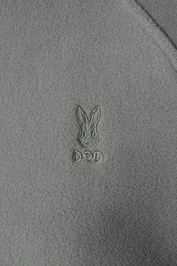 여성) 히트레스트 플리스 집업 후드 아노락(GREY)은 부드러운 플리스 소재와 보온성을 갖춘 여성용 아노락입니다. 가을, 겨울철 아웃도어 활동이나 일상에서 스포티하고 캐주얼한 스타일을 연출하기 좋습니다. 그레이 컬러의 카모 패턴에 후드 디자인, 드로우스트링, 로고 아플리케, 그리고 경량 설계로 활동성을 높였습니다. 넉넉한 오버핏 또는 슬림핏으로 착용 가능하며, 집업 여밈 방식으로 편안하게 입고 벗을 수 있습니다. 신축성 있는 소재로 편안함과 활동성을 동시에 제공하는 실용적인 아이템입니다.
