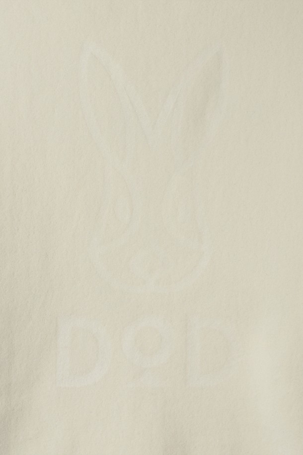 유니) 히트레스트 플리스 집업 아노락(IVORY)은 부드러운 촉감의 플리스 소재로 제작되어 가을과 겨울에 따뜻하게 착용할 수 있는 아노락입니다. 아이보리 컬러의 무지 디자인으로, 캐주얼하고 스포티한 스타일을 연출하며, 레귤러핏과 긴 소매 기장으로 편안함을 더했습니다. 하이넥 디자인과 집업 여밈 방식으로 보온성을 높였으며, 산책룩이나 캠핑룩과 같이 다양한 TPO에 활용하기 좋습니다. 레귤러 기장으로 어떤 하의와도 잘 어울리며 미니멀한 스타일을 즐기는 분들께 추천합니다.
