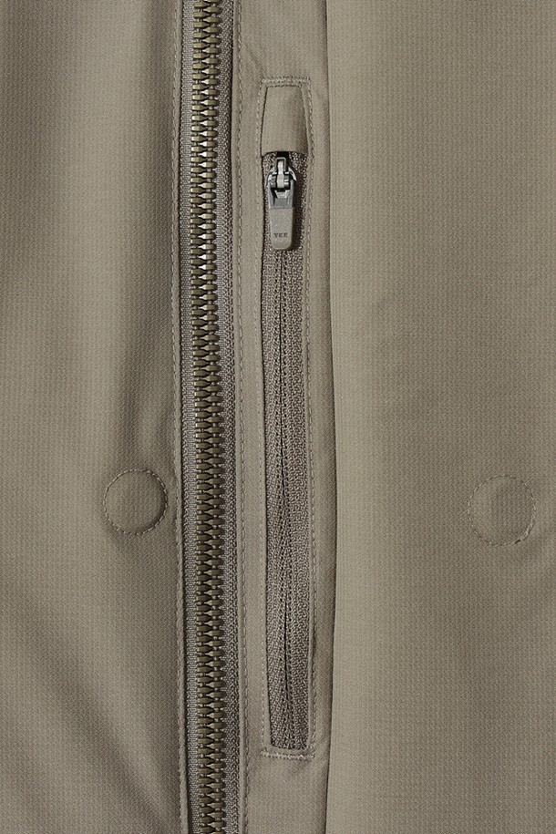 여성) 데카히트 구스 롱다운 재킷(BEIGE)은 추운 겨울, 일상과 캐주얼 스타일을 모두 만족시키는 필수 아이템입니다. 부드러운 촉감의 구스다운 소재로 제작되어 뛰어난 보온성과 방풍 기능을 제공하며, 롱 기장과 레귤러핏으로 편안한 착용감을 선사합니다. 베이지 컬러의 무지 디자인은 어떤 스타일에도 잘 어울리며, 지퍼와 버클 여밈 방식으로 더욱 따뜻하게 몸을 감싸줍니다. 퍼 후드와 벨트 디테일이 더해져, 스타일리시함과 보온성을 동시에 잡은 겨울 패딩 코트입니다.
