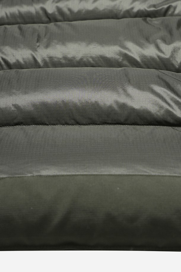 여성용 데카히트 구스 롱다운 재킷(D.CHARCOAL GREY)입니다. 겨울철 추위를 막아줄 두꺼운 두께감의 롱다운 재킷으로, 일상과 출근룩에 모두 잘 어울리는 베이직 스타일입니다. 다크차콜 그레이 컬러의 무지 디자인에 방풍 기능과 보온성을 갖춰 따뜻하게 착용할 수 있습니다. 레귤러핏으로 제작되었으며, 긴 소매와 지퍼 여밈 방식으로 편안함을 더했습니다. 안감은 패딩 처리되었으며, 퍼 트리밍 디테일로 고급스러움을 더했습니다.
