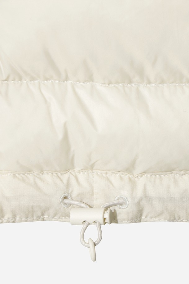 여성) 글린트 D7 경량 다운 재킷(IVORY)은 겨울철 따뜻함과 스타일을 동시에 만족시키는 필수 아이템입니다. 미니멀하고 베이직한 디자인에 아이보리 컬러가 더해져 어떤 옷에도 쉽게 매치할 수 있습니다. 가볍고 부드러운 나일론 소재를 사용하여 편안한 착용감을 선사하며, 레귤러 핏으로 제작되어 활동성을 높였습니다. 숏패딩 스타일의 두꺼운 두께감과 긴 소매, 집업 여밈 방식으로 보온성을 극대화한 제품입니다. 경량 다운 충전재와 안감 패딩으로 추운 날씨에도 따뜻하게 몸을 보호합니다.
