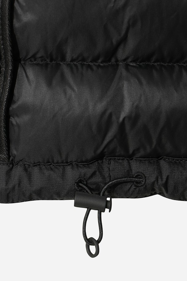 여성) 글린트 D7 경량 다운 재킷(BLACK)은 일상에서 활용하기 좋은 여성용 다운 재킷입니다. 미니멀하고 베이직한 스타일의 무지 디자인으로, 크롭 기장과 레귤러 핏으로 제작되었습니다. 보온성을 높여주는 두꺼운 두께감과 부드러운 촉감의 나일론 소재를 사용하여 겨울철 추위에도 따뜻하게 착용할 수 있습니다. 집업 스타일의 긴소매 패딩 재킷으로, 경량 설계로 활동성을 높였습니다. 
