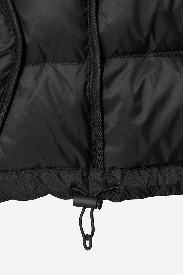 **남성) 글린트 D7 경량 다운 재킷 (BLACK)**

겨울철 추위를 효과적으로 막아줄 남성용 글린트 D7 경량 다운 재킷입니다. 얇고 가벼운 나일론 소재를 사용하여 활동성을 높였으며, 퀄팅 디자인으로 세련된 느낌을 더했습니다. 블랙 컬러의 미니멀하고 베이직한 스타일로 어떤 옷에도 쉽게 매치할 수 있습니다. 레귤러핏으로 편안한 착용감을 제공하며, 집업 여밈 방식으로 간편하게 입고 벗을 수 있습니다. 보온 기능과 경량성을 갖춰 일상생활에서 따뜻하고 쾌적하게 착용하기 좋습니다.
