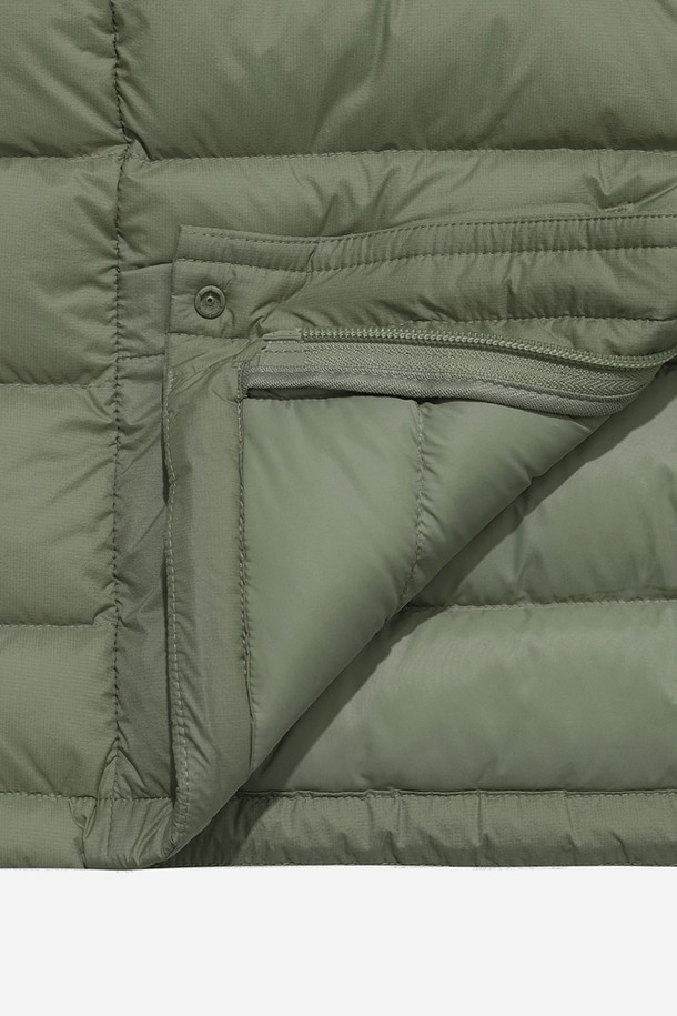 남성) 글린트 D7 경량 다운 재킷 (KHAKI)은 겨울철 캐주얼 및 스포티 스타일을 연출하기에 좋은 아이템입니다. 부드러운 촉감의 나일론 소재로 제작되어 가볍고 편안한 착용감을 제공하며, 퀄팅 디테일이 돋보이는 숏패딩 디자인입니다. 경량 소재와 뛰어난 보온성으로 한겨울에도 따뜻하게 입을 수 있으며, 오버핏으로 제작되어 트렌디한 스타일을 연출합니다. 집업 방식으로 간편하게 착용 가능하며, 카키 컬러의 무지 디자인으로 다양한 룩에 매치하기 용이합니다.
