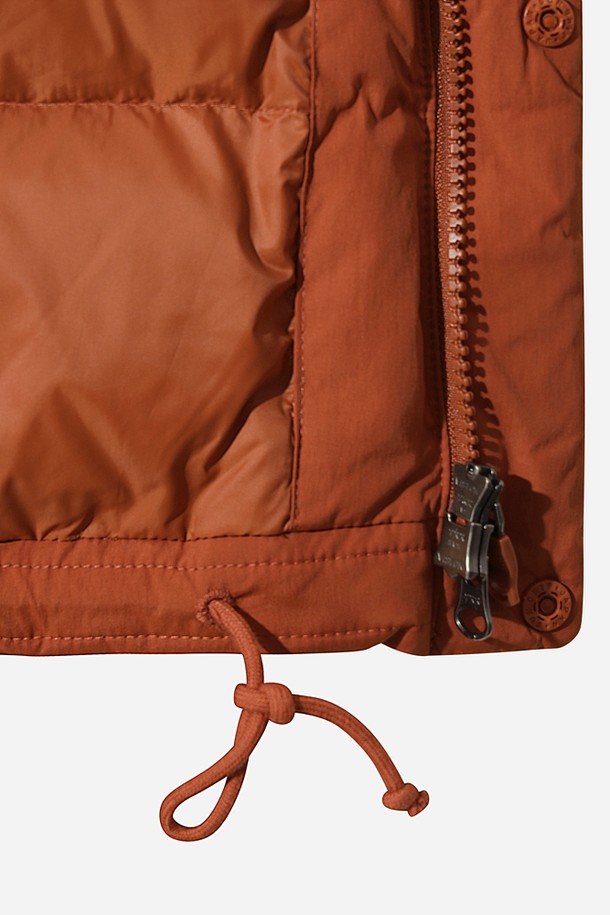 여성) 코나 하이웜 D7 베스트 다운(D.ORANGE)은 겨울철 추위를 막아주는 여성용 베스트입니다. 넉넉한 두께감과 부드러운 나일론 소재로 제작되어 편안한 착용감을 선사합니다. 캐주얼, 스포티, 미니멀 스타일 모두 소화 가능한 디자인으로, 일상 및 아웃도어 활동에 적합합니다. 하이웜 충전재와 집업, 포켓 디테일이 갖춰져 실용성을 더했습니다. 레귤러핏과 민소매 디자인으로 활동성을 높였습니다.
