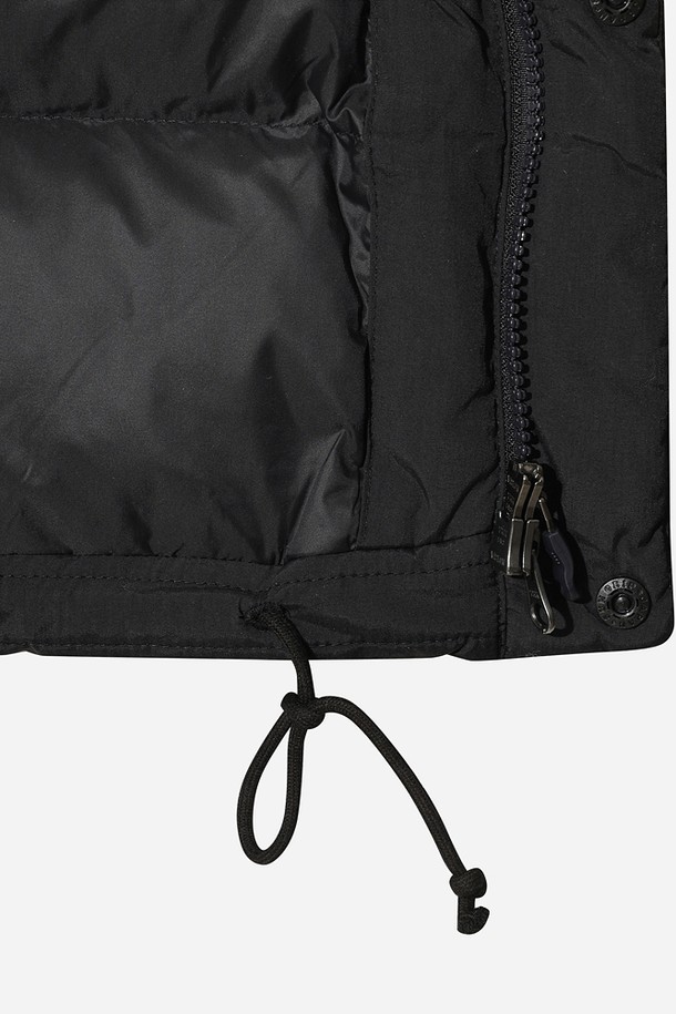 겨울철 일상 및 아웃도어 활동에 적합한 여성용 코나 하이웜 D7 베스트 다운(BLACK)입니다. 하이넥 디자인과 넉넉한 포켓 디테일이 돋보이며, 캐주얼 및 스포티한 스타일을 연출합니다. 가볍고 따뜻한 경량 패딩으로 제작되어 보온성을 높였으며, 부드러운 촉감의 나일론 소재를 사용하여 편안한 착용감을 제공합니다. 민소매 디자인으로 활동성을 더했으며, 레귤러핏으로 제작되어 다양한 스타일과 매치하기 좋습니다. 산책룩, 캠핑룩 등 다양한 TPO에 활용할 수 있는 실용적인 겨울 필수템입니다.
