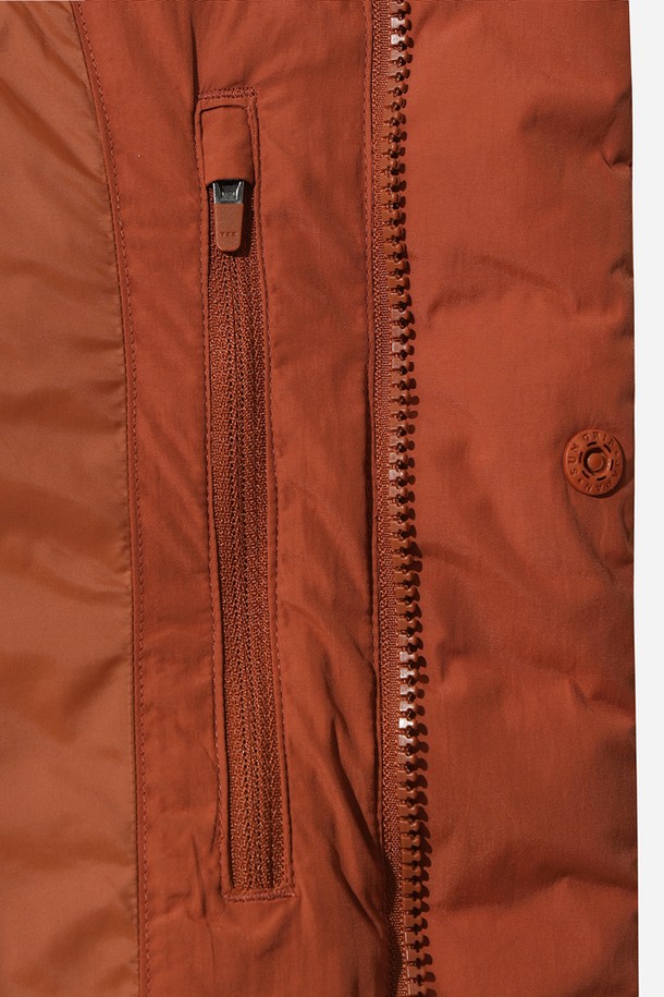 남성용 코나 하이웜 D7 베스트 다운(다크 오렌지)은 겨울철 캐주얼 및 스포티 스타일 연출에 적합한 다운 베스트입니다. 두꺼운 두께감과 부드러운 촉감의 나일론 소재로 제작되어 보온성을 높였습니다. 하이넥 디자인과 패딩 충전재로 더욱 따뜻하게 착용할 수 있으며, 일상과 캠핑, 등산 등 다양한 TPO에 활용 가능합니다. 레귤러핏으로 편안한 착용감을 제공하며, 민소매 디자인으로 활동성을 더했습니다. 무지 스타일의 다크 오렌지 컬러는 미니멀한 스타일을 선호하는 남성에게 좋은 선택입니다.
