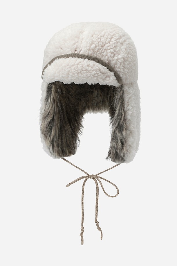 히트레스트 믹스퍼 플리스 트루퍼 캡(아이보리 다크)은 겨울철 추위를 막아줄 보온성에 중점을 둔 모자입니다. 부드러운 플리스와 퍼 소재를 사용하여 깊고 포근한 착용감을 제공하며, 귀덮개가 있어 찬 바람으로부터 얼굴을 보호합니다. 캡 디자인은 캐주얼, 미니멀, 클래식 스타일 모두에 잘 어울리며, 무지 디자인과 스트링 여밈으로 심플하면서도 실용적인 매력을 더합니다. 아이보리, 다크 컬러로 출시되어 다양한 겨울 스타일링에 활용하기 좋습니다.
