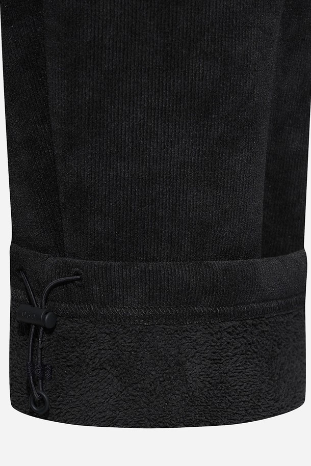 남성용 '스테이웜' 레귤러핏 스트레이트 팬츠(다크차콜 그레이)입니다. 겨울철 스포츠 활동과 일상생활 모두에 적합한 보온 기능을 갖춘 긴 바지입니다. 다크차콜 그레이 컬러와 무지 패턴으로 스포티하면서도 베이직한 스타일을 연출합니다. 레귤러핏과 스트레이트 핏으로 편안한 착용감을 제공하며, 출근룩과 피트니스룩에 모두 활용 가능합니다. 미니멀하고 캐주얼한 스타일을 선호하는 남성분들께 추천합니다.
