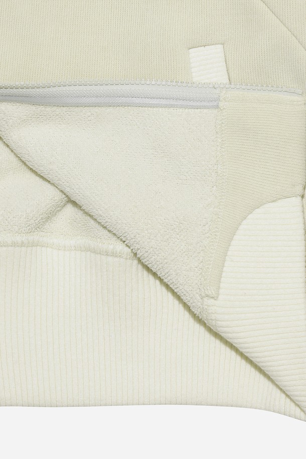 여성) 스테이웜 후드 집업 재킷(IVORY DARK)은 가을, 겨울철 일상 및 산책룩에 적합한 레귤러핏 후드 집업 자켓입니다. 부드러운 촉감과 두꺼운 두께로 보온성을 높였으며, 아이보리 색상의 무지 디자인으로 캐주얼, 스포티, 미니멀 스타일을 연출할 수 있습니다. 긴 소매와 후드 디테일이 특징이며, 집업 방식으로 간편하게 착용 가능합니다. 크롭 기장으로 트렌디한 스타일을 더했습니다.
