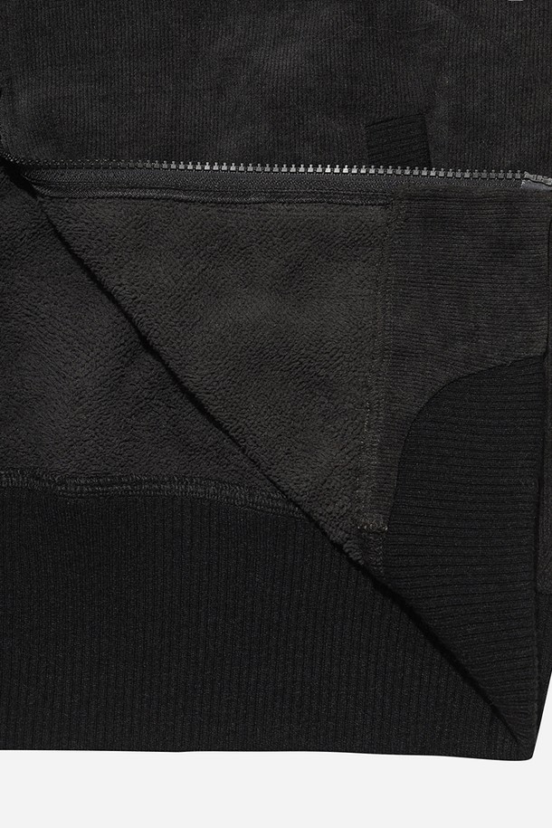 여성) 스테이웜 후드 집업 재킷(D.CHARCOAL GREY)은 가을과 겨울에 따뜻하게 입을 수 있는 여성용 후드 집업 재킷입니다. 짙은 차콜 그레이 컬러의 무지 디자인으로, 캐주얼, 스포티, 미니멀 스타일을 연출하기 좋습니다. 부드러운 촉감의 두꺼운 폴리에스테르 소재로 제작되어 보온성이 뛰어나며, 일상 및 집콕, 산책룩에 모두 잘 어울립니다. 레귤러핏 크롭 기장의 긴 소매 집업 자켓으로 편안하게 착용할 수 있습니다.
