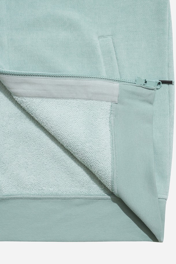 유니) 스테이웜 후드 집업 재킷(L.SKYBLUE)은 캐주얼, 스포티, 미니멀 스타일을 추구하는 유니섹스 고객을 위한 아우터입니다. 라이트 스카이블루 컬러의 무지 디자인으로, 가을, 겨울 시즌에 적합하며 일상, 캠핑룩, 등산룩에 활용하기 좋습니다. 두꺼운 두께감과 부드러운 촉감, 긴 소매 기장이 특징이며, 보온성을 위한 후드 타입의 집업 자켓입니다. 레귤러핏으로 편안하게 착용 가능하며, 뛰어난 보온 기능을 제공합니다.
