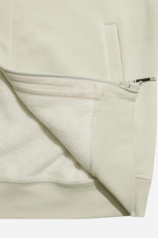 유니) 스테이웜 후드 집업 자켓(IVORY DARK)은 가을, 겨울철 일상과 캠핑, 산책룩에 어울리는 유니섹스 후드 집업 자켓입니다. 부드러운 촉감과 두꺼운 두께로 보온성을 높였으며, 캐주얼하고 베이직한 스타일을 연출합니다. 아이보리 색상의 무지 디자인으로 미니멀한 스타일을 선호하는 분들께 적합합니다. 긴 소매와 레귤러핏으로 편안하게 착용 가능하며, 집업 형태로 간편하게 여밀 수 있습니다. 후드 디테일이 있어 더욱 따뜻하고 실용적인 아이템입니다.
